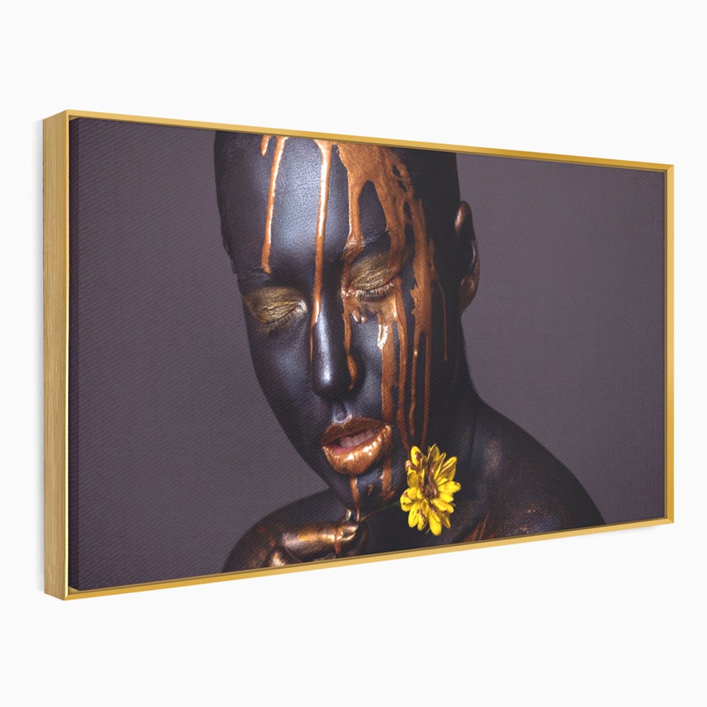Tablou canvas cu tablou canvas cu femeie si vopsea aurie, in rama de aluminiu auriu